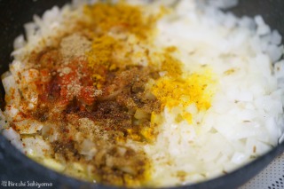 f:id:ikashiya:20190711010224j:plain 玉ねぎ・パウダースパイスを炒める様子