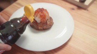 f:id:ikashiya:20190724020529j:plain ハンバーグに大根おろしをのせ、ポン酢をかける様子