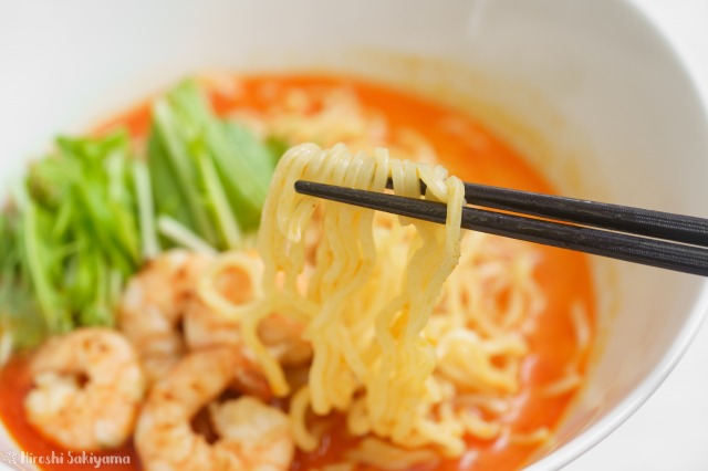 エビココナッツラーメンを箸で持ち上げた様子