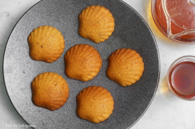 f:id:ikashiya:20190809121226j:plain 生おからのマドレーヌを上から見た様子