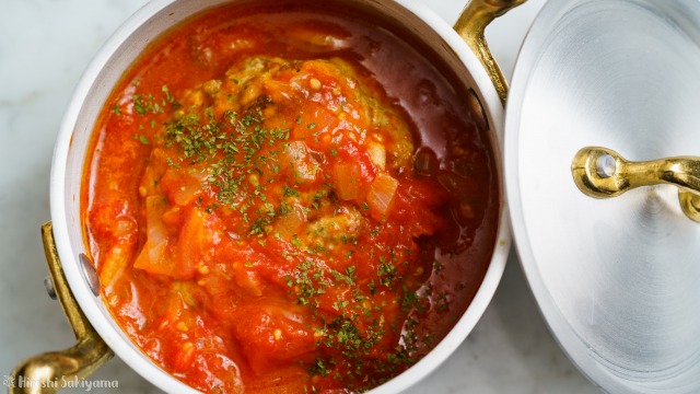 トマト煮込みハンバーグを上から見た様子