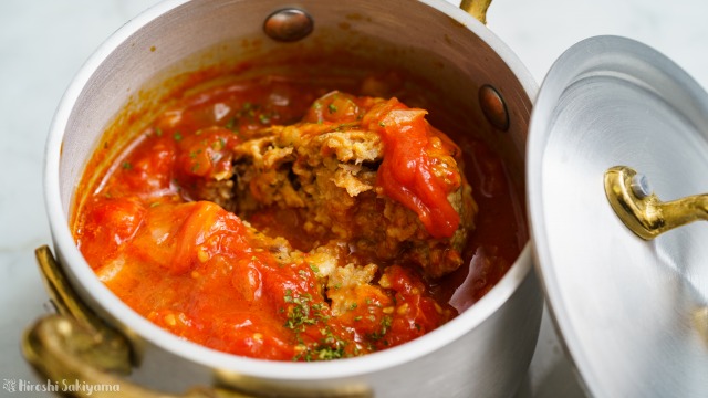 トマト煮込みハンバーグを割った様子