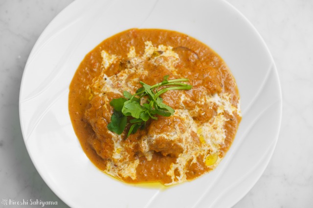 パプリカとトマトのチキンココナッツカレーを上から見た様子
