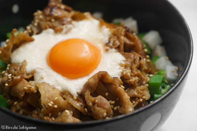 とろろオクラのネバネバさっぱり豚丼のどアップ