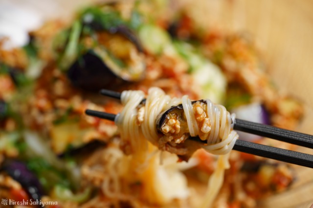 そうめんの茄子とひき肉のトマトソースを箸で持ち上げた様子