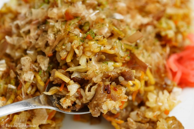 そばめしを食べる様子