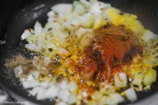 f:id:ikashiya:20190926111229j:plain 玉ねぎ・スパイスを加えた様子