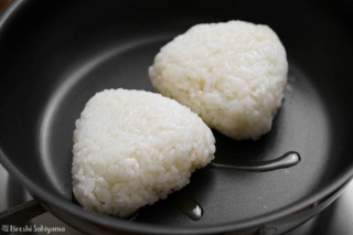 f:id:ikashiya:20190930142416j:plain おにぎりを焼く様子