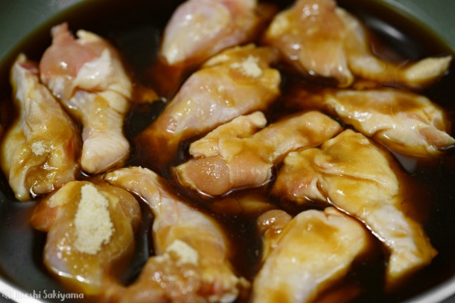 f:id:ikashiya:20191018021540j:plain 調味料・手羽元を鍋に入れた様子