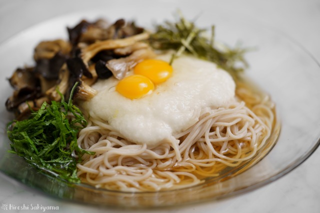 ひらたけとろろ蕎麦を横から見た様子