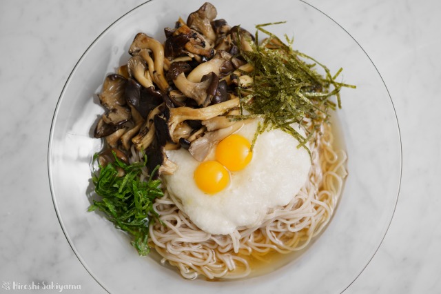 ひらたけとろろ蕎麦を上から見た様子