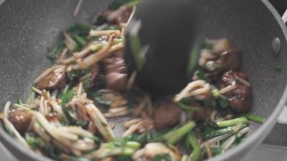 f:id:ikashiya:20191110015821j:plain 合わせ調味料を加える様子