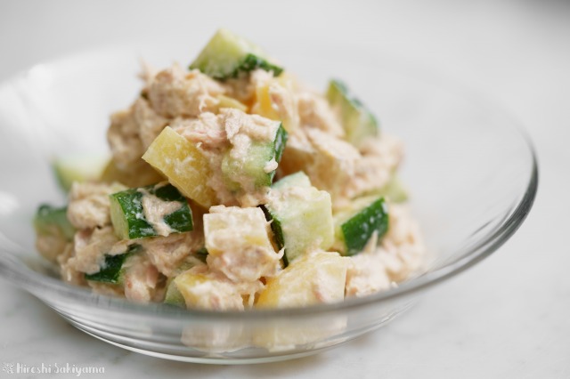 f:id:ikashiya:20191130012724j:plain たくあん・キュウリ・ツナのサラダを横から見た様子