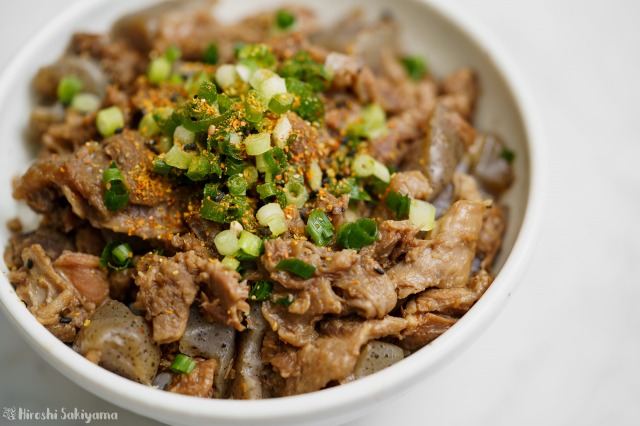 こんにゃくと牛すじの煮込み丼のアップ