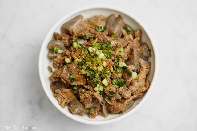 こんにゃくと牛すじの煮込み丼を上から見た様子