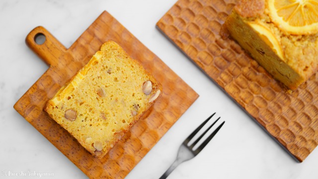 f:id:ikashiya:20191209010413j:plain カットしたアーモンドとオレンジのキャロットケーキを上から見た様子