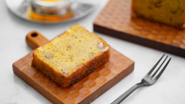 f:id:ikashiya:20191209010422j:plain カットしたアーモンドとオレンジのキャロットケーキのどアップ