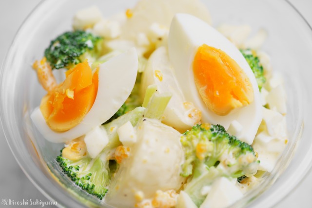 ブロッコリー・かぶ・茹で卵のタルタルソースサラダのどアップ