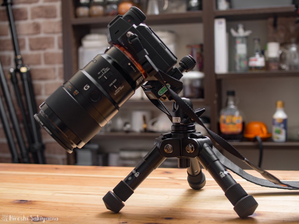 f:id:ikashiya:20191215174209j:plain α7Ⅲ+90mmF2.8の組み合わせ(1.4kg)をVelbon 卓上三脚 ULTRA 353miniにのせた様子