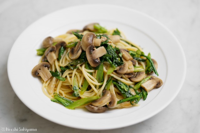 春菊とマッシュルームのオイルパスタ