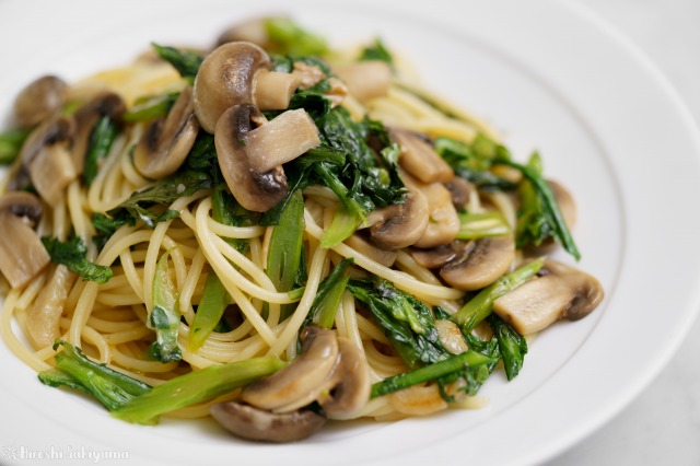 春菊とマッシュルームのオイルパスタのアップ