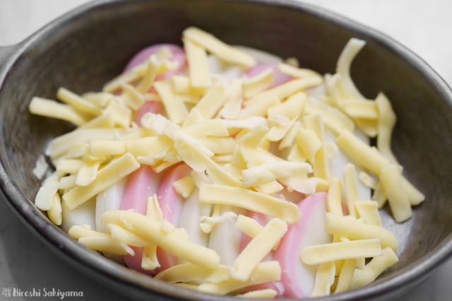 f:id:ikashiya:20200125022133j:plain かまぼこにチーズを散らした様子