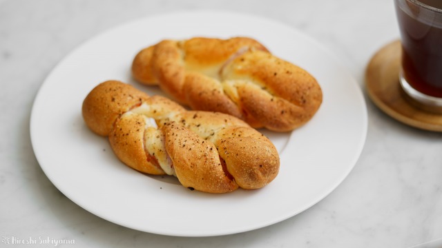 生ハムとブラックペッパーのおつまみパン