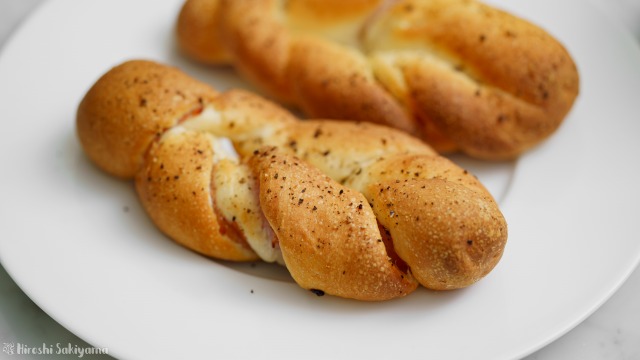 生ハムとブラックペッパーのおつまみパンのどアップ