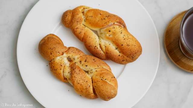 生ハムとブラックペッパーのおつまみパンを上から見た様子