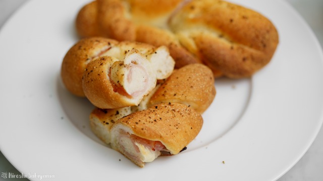 生ハムとブラックペッパーのおつまみパンの断面