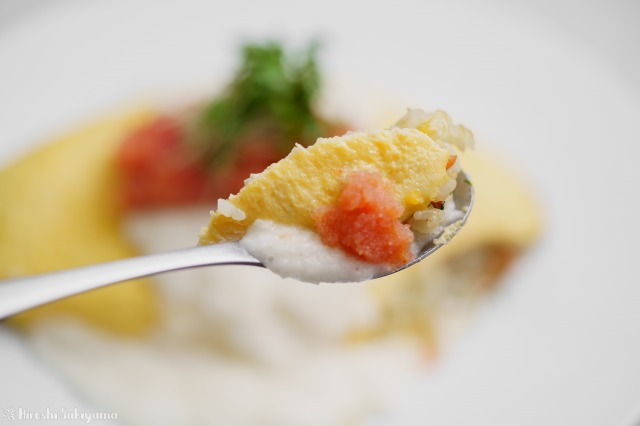 明太子とろろオムライスをスプーンですくった様子