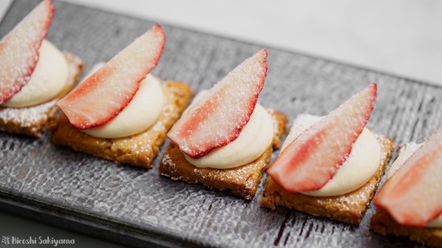 1段の福豆クッキーで作る苺のひとくちミルフィーユ