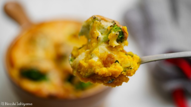 ほぼかぼちゃなグラタンをスプーンですくった様子