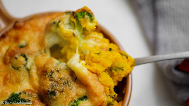 ほぼかぼちゃなグラタンにスプーンを入れた様子