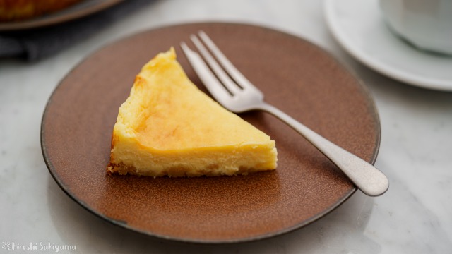 ベイクドチーズケーキの1ピースのアップ
