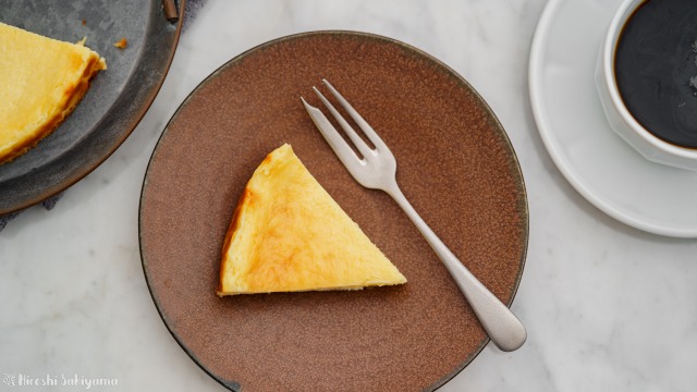 ベイクドチーズケーキの1ピースを上から見た様子