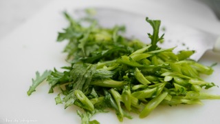 春菊の茎を斜め薄切りにした