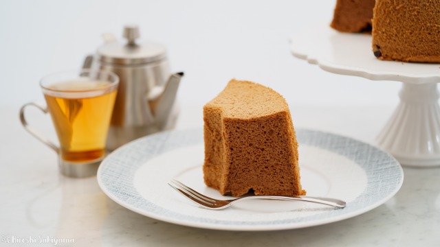 切り分けた米粉チョコシフォンケーキ