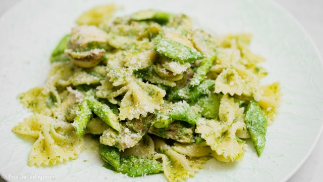 鶏もも肉・モロッコいんげん・アスパラのパスタ、バジル・クレソンのジェノベーゼのアップ