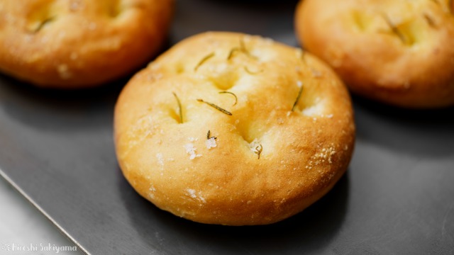 フォカッチャのアップ、天板の上