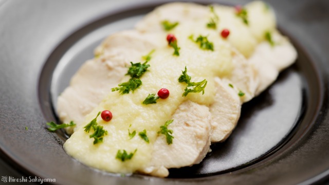 鶏肉に玉ねぎドレッシングをかけた