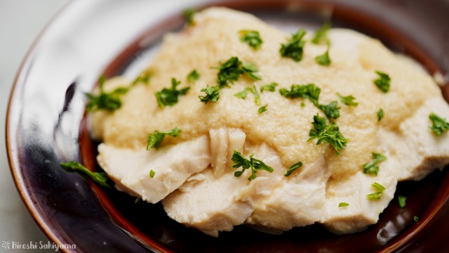 和風醤油玉ねぎドレッシングを鶏肉にかけた