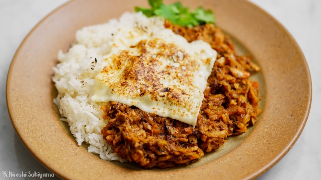 サバ缶と切り干し大根の和風カレーにチーズ