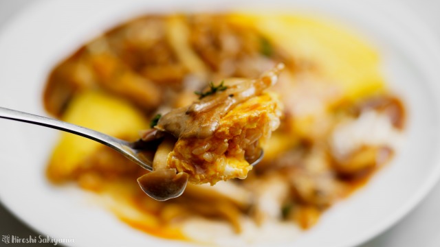 きのこデミグラスオムライスをスプーンですくった