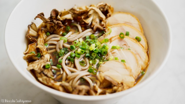 キノコの鶏蕎麦のアップ