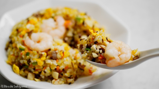 f:id:ikashiya:20201010030701j:plain 【IH・中火・テフロンフライパンで作る】五目炒飯をレンゲで