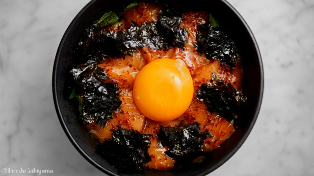 サーモンの辛漬け丼を上から