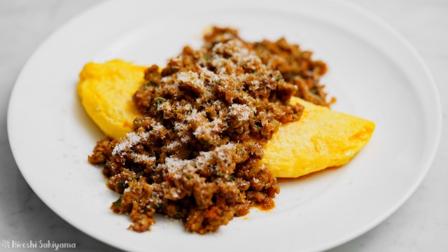 ケチャップで作るカレーミートソースがけオムレツ