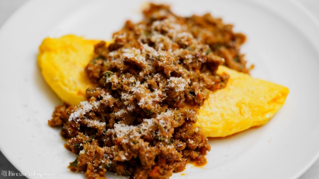 ケチャップで作るカレーミートソースがけオムレツ、アップ