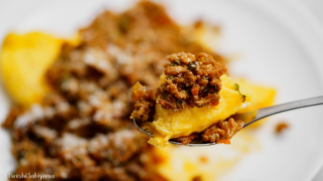 ケチャップで作るカレーミートソースがけオムレツ、スプーンですくった